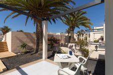 Apartamento en Corralejo - Apartamento, terraza, piscina, primera línea de playa en Corralejo - Home For Guest